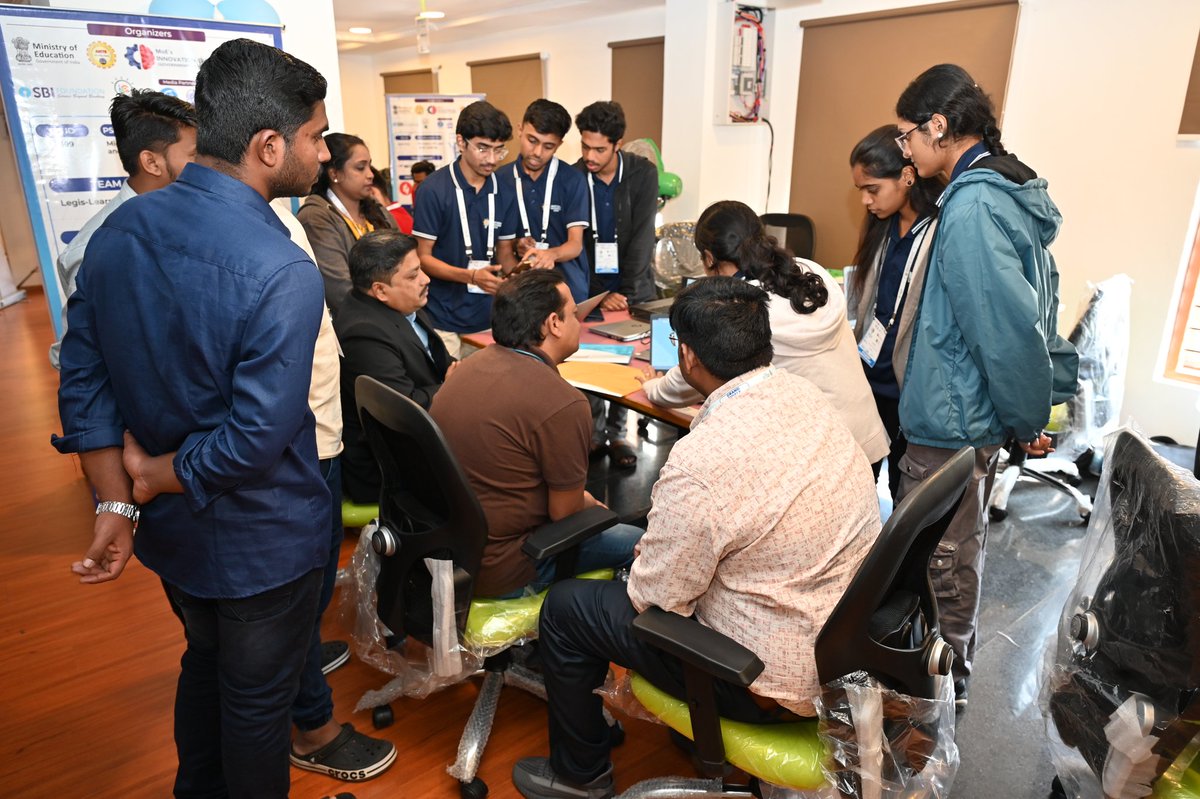 VTU_VRIF's tweet photo. π‘ Collaboration in action! Participants at #SIH2024 showcase their innovative ideas, mentored by experts at #VTUindia, Belagavi. A hub of creativity, teamwork, and problem-solving! π
Letβs continue to #InnovateForIndia and redefine possibilities.
#SmartIndiaHackathon #VRIF https://t.co/nMC79yqEul