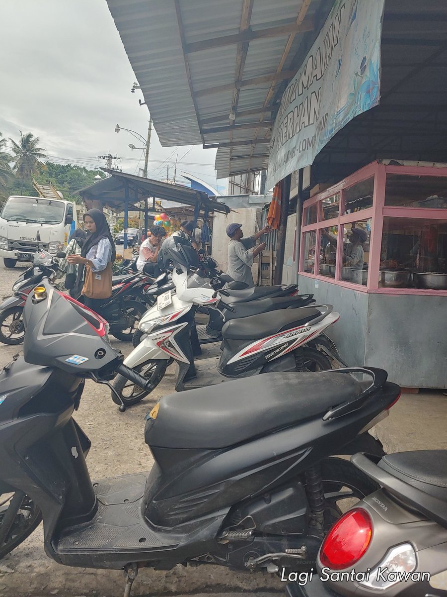 bot27ry's tweet photo. Beli Nasi 10.000 parkir 2000
#clarasinta #parkir https://t.co/KtxM6qn7pg