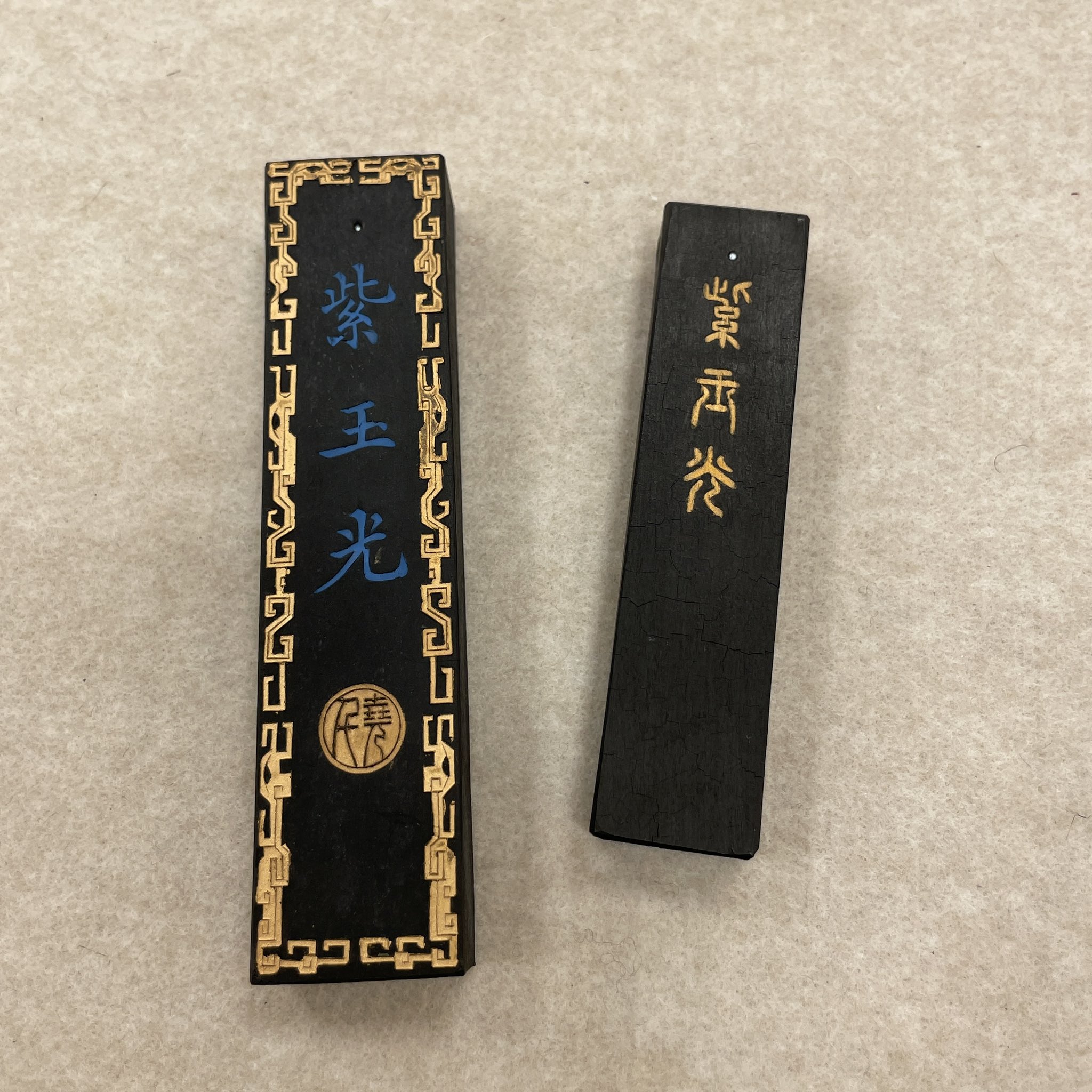 中国古墨　墨色を見るために少し摺っています 中国古墨 墨色を見るために少し摺っています