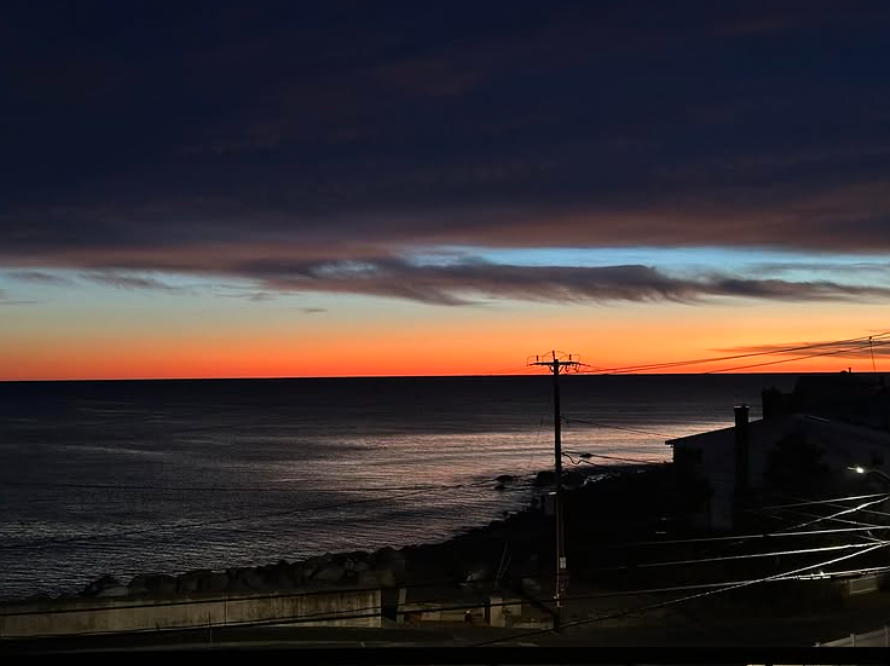 mrantoniopeters's tweet photo. The silhouettes of utility poles and buildings add depth and layers to the image, showing that this is a seaside view close to a human settlement.

#Buildings  #SeasideView https://t.co/7NRZGwWVGr