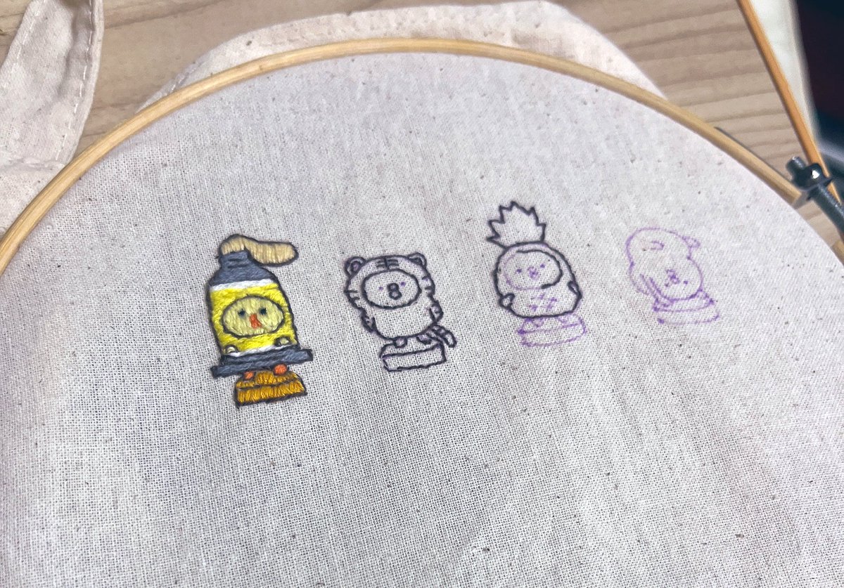 QdOe9's tweet photo. うーん刺繍って難しいね🐥
���繍に挑戦中〜
縫い方めちゃ��ちゃだけど
とりあえず縫ってみる🐥✨
#刺繍　#ぴよこ豆 https://t.co/SZ0goL3U7L