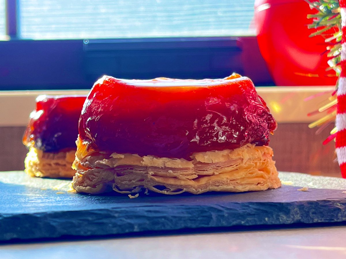 lizardcakery's tweet photo. タルトタタン作りました。
りんごが美しくて泣き��うです。

#お菓子作り好きな人と繋がりたい 
#タルトタタン
#コッタ
#富澤商店 https://t.co/gD4aSs6Foy