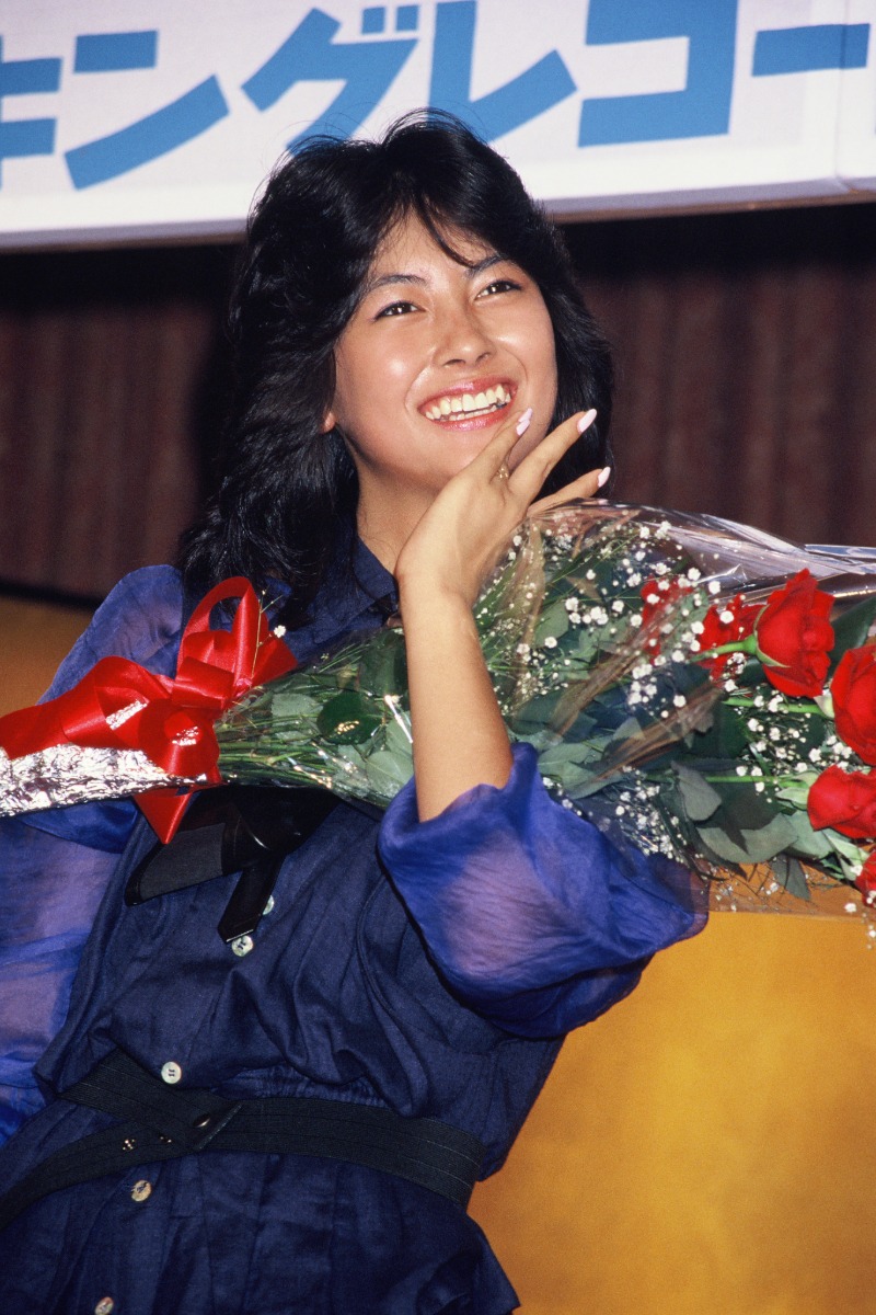 中山美穂さん逝去】 デビュー曲発表パーティー、親友・工藤静香と笑顔