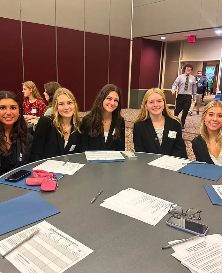 SHS_AOF's tweet photo. Internship Summit Recap! AOF
Juniors travelled the Mckimmon Center at NC State to work on Resumes, building a network and learning about how to get an Internship. https://t.co/Y93hh4dDZs
