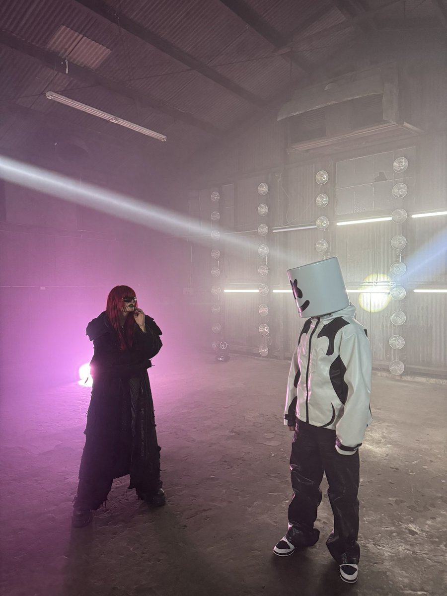 Lights on music video
Out nowwwweewwwwww!! <a href="/marshmello/">marshmello</a> 

youtu.be/FS5tnNkrLjQ?si…. 💡💡