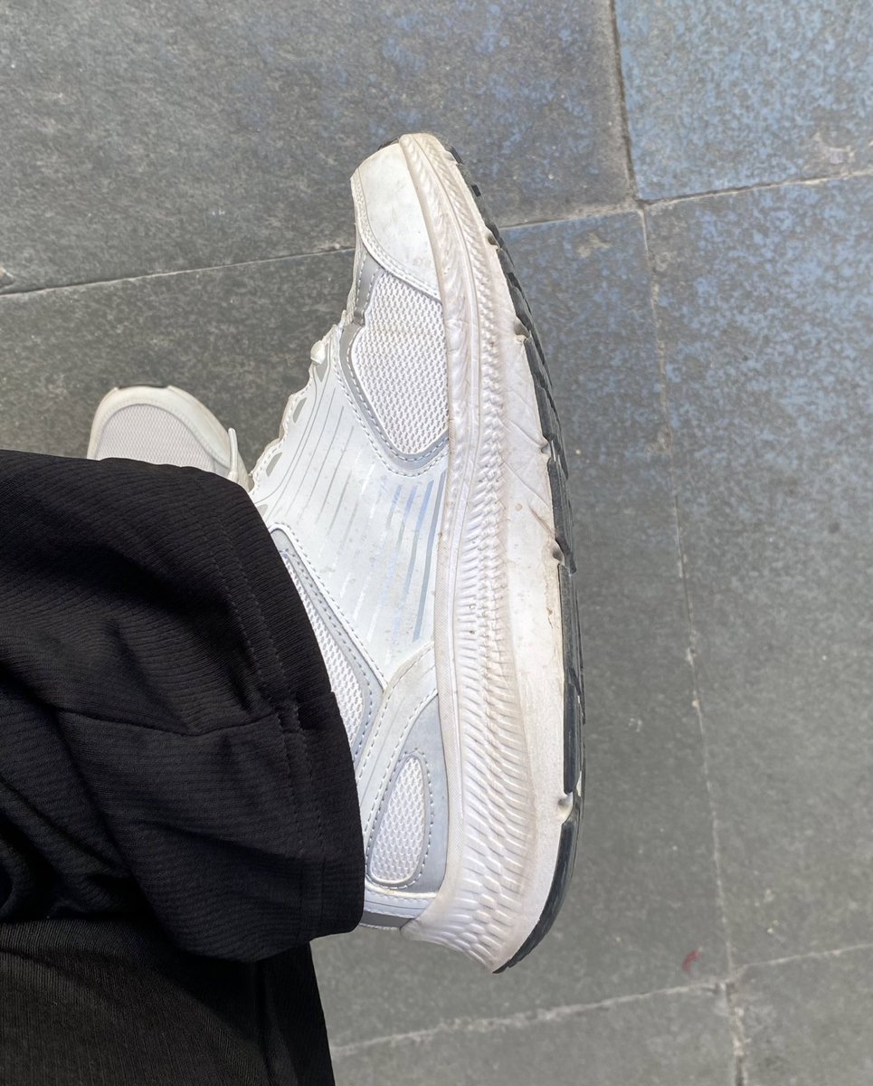 มาอินเดียรอบนี่เดินวันละ 20,000 ก้าว+++
ปกตินี่ใส่อะไรก็ปวดเท้าเพราะอ้วน 
ใส่คู่นี้ไปแบบลองดู ปรากฏใส่ดีมากกกกกกกกก เท้าไม่ปวด ไม่เมื่อยเลย โคตรดี
เป็น skechers ที่ไม่แก่ ไม่แปลก มีขาว เทา 
รีวิวเพียบบบบ

s.shopee.co.th/1g26UABV2Q