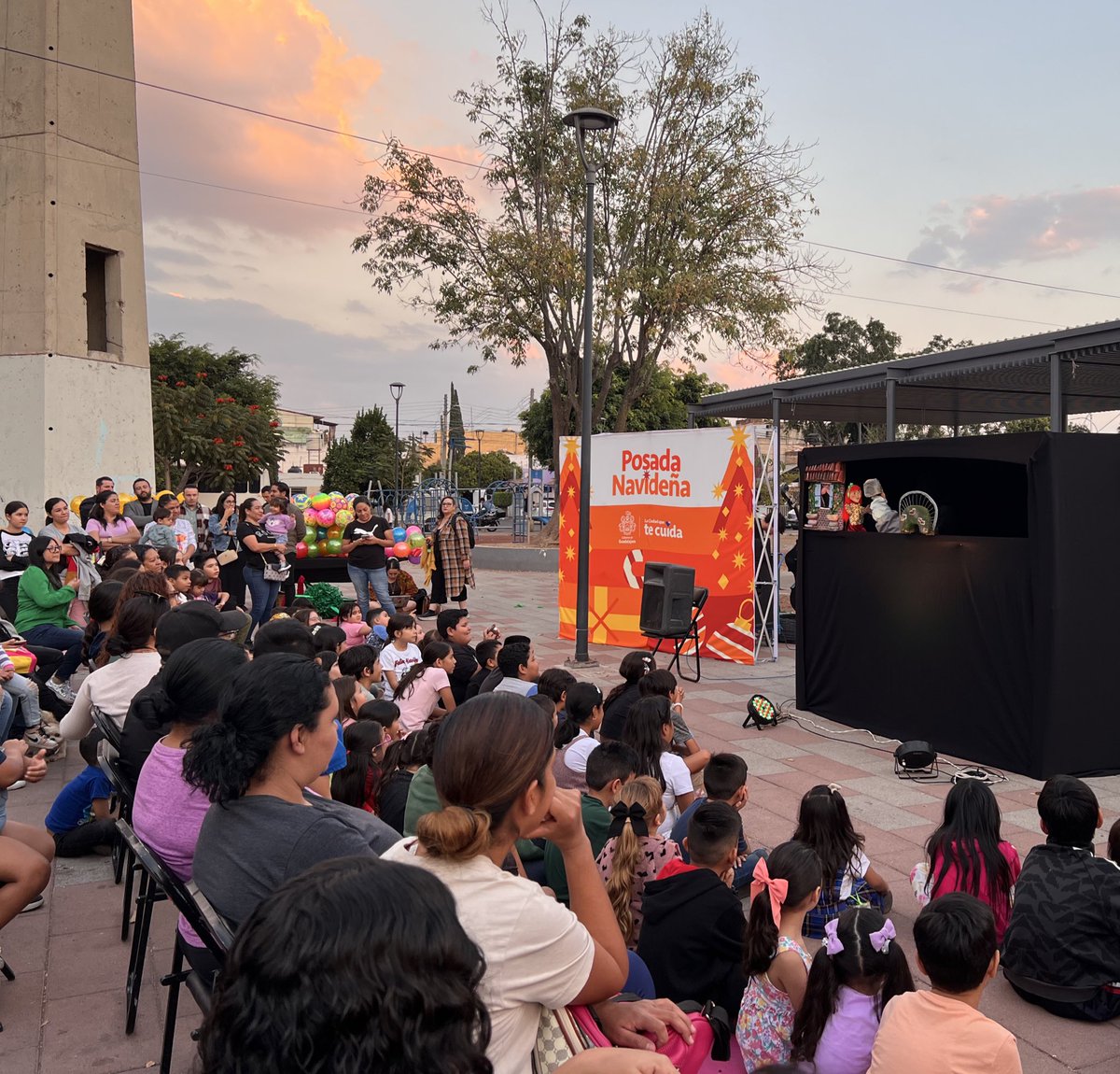 JonadabMartinez's tweet photo. Hoy acompañamos a lxs vecinos de la Colonia Miguel Hidalgo a un evento muy agradable y familiar; nos divertimos y compartimos la alegría que nos traen las fechas decembrinas. 🎄

¡Muchas gracias a @GuadalajaraGob y al Regidor @MCastellanosib por organizar este convivio!. https://t.co/sLiBwXvEdP