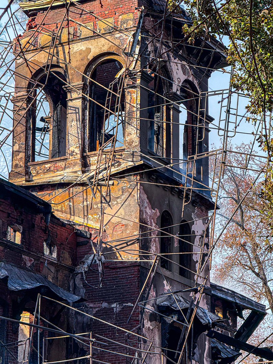 andyshoemaker's tweet image. It was crazy to still see flames at noon today at Bidwell Mansion #bidwellmansion #chicofire #bidwellpark