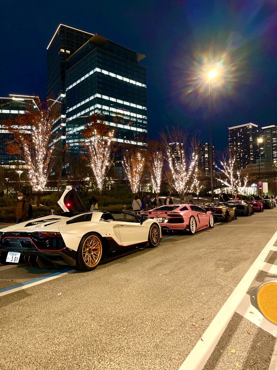 WurenZuiqi33980's tweet photo. 関西ツーリング楽しかったねぇ〜!
同じ趣味で遊べる仲間は最高!
また運んで走りにいこう!
#御堂筋 #イルミネーション #ランボルギーニ #アヴェンタドール #ウルティメロードスター #Lamborghini #aventador #ultimaeroadster #mvforged #ExhautechJapan https://t.co/XU3stCkz3d