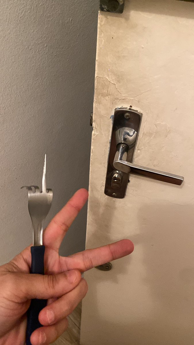 cherolainne's tweet photo. o chaveiro quis me cobrar 300$ pra abrir minha porta mona pois ele juroooou querida https://t.co/7I8vDKPLla