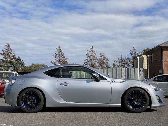 とある中古車屋さんから拝借した画像だけど86BRZはシルバーが渋くて良いよなぁ　黒光りしたホイールがよく似合うしやはりテールランプは前期型の方がかわいい https://t.co/tGtQ88lr2d