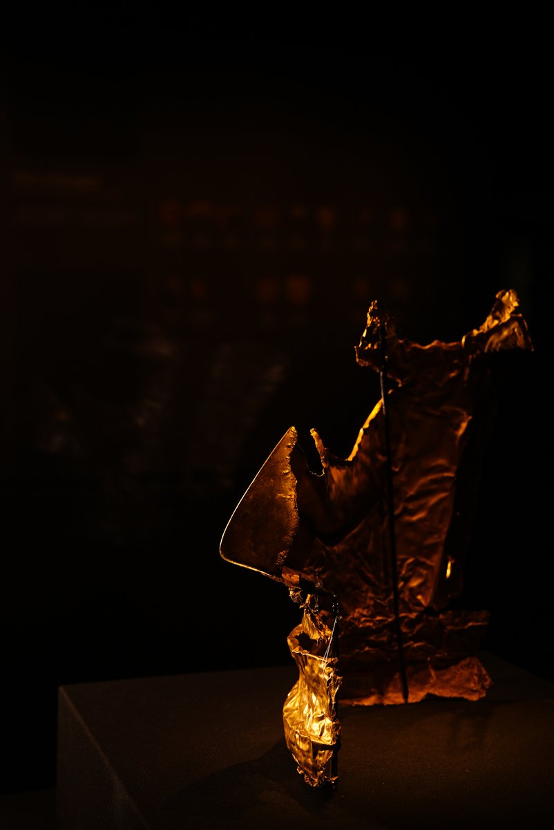 AncientShu's tweet photo. What is it like to look through a gold mask? 🔍🎭
Good morning from Sanxingdui! Wish you a wonderful new week!
#Sanxingdui #museum #GoldMask #morningvibes #mondayvibes #artifacts https://t.co/hjK9rXEL28