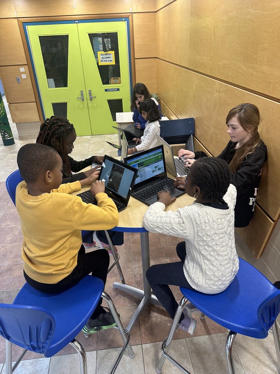 MrsCiampaClass's tweet image. We spent time with our grade 5 buddies today doing an hour of code - Christmas style for #CSEdWeek #ocsbCodes @StEmilyOCSB