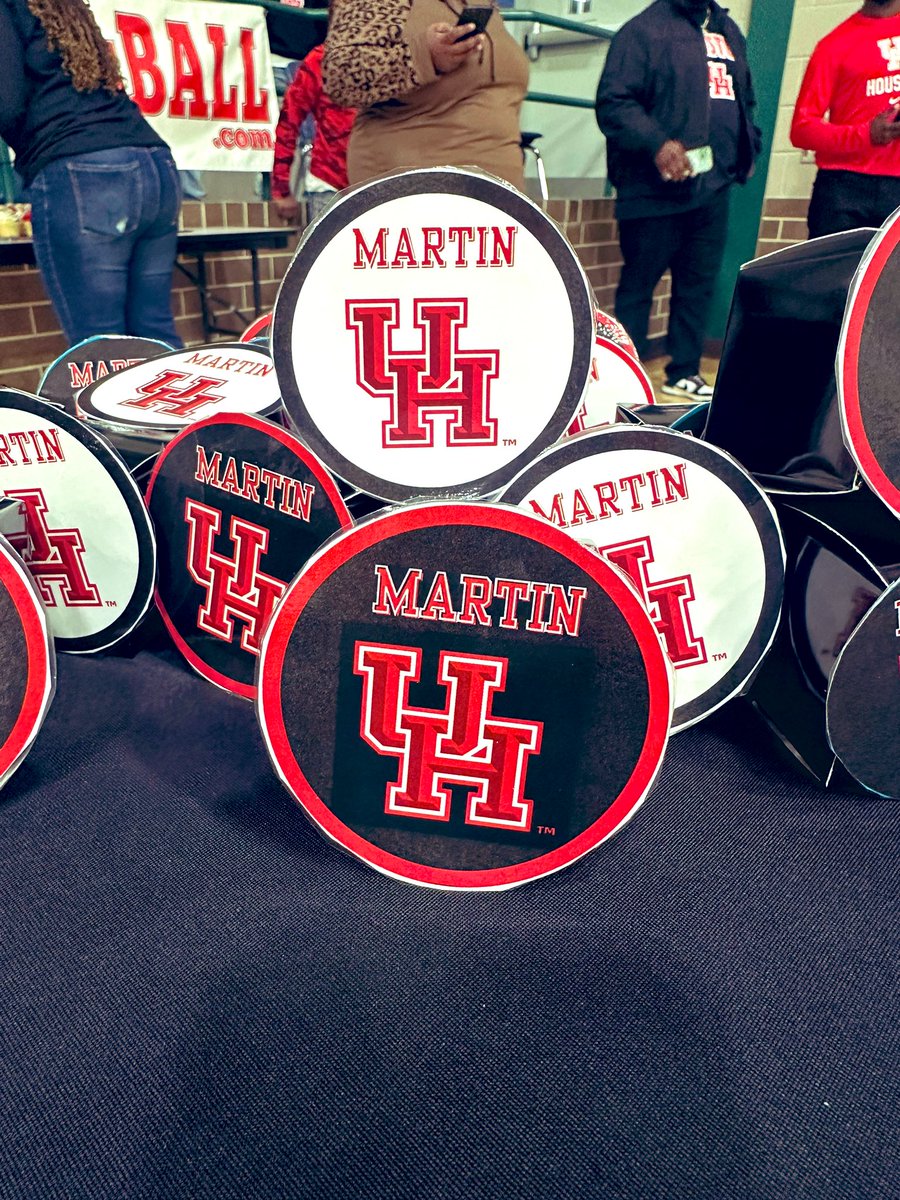 GCarrabineBryan's tweet image. Big things are in store for @jaquise_martin as he signed to play for @UHCougarFB! #CoogsHouse  #LetsGOOOOO