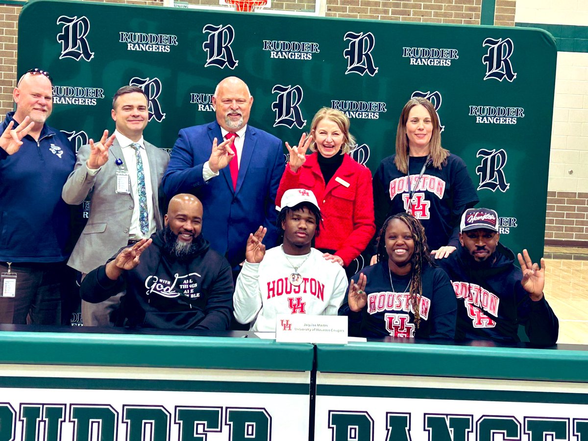 GCarrabineBryan's tweet image. Big things are in store for @jaquise_martin as he signed to play for @UHCougarFB! #CoogsHouse  #LetsGOOOOO