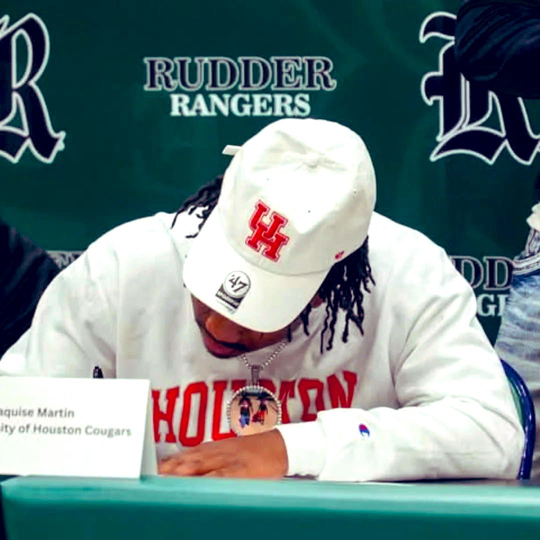 GCarrabineBryan's tweet image. Big things are in store for @jaquise_martin as he signed to play for @UHCougarFB! #CoogsHouse  #LetsGOOOOO