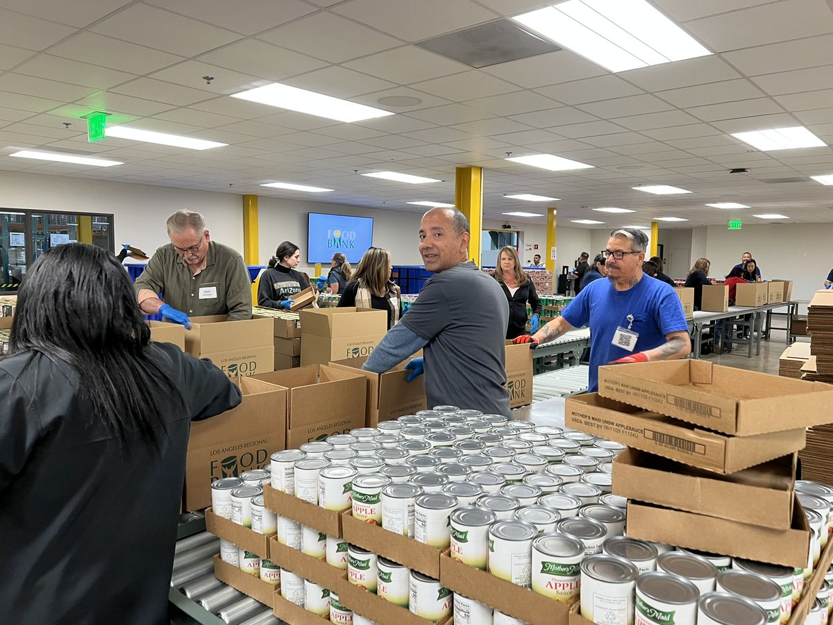 TPxComm's tweet image. Last week, our Los Angeles team, assembled food kits to support over 29,000 low-income seniors, women with infants, and children. Thank you for contributing to our #DaysOfService. #WeAreTPx