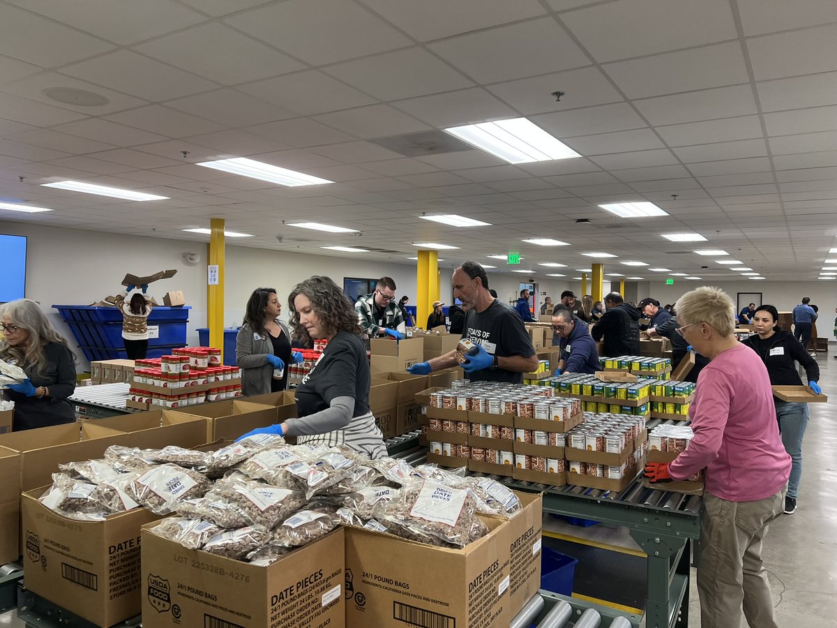 TPxComm's tweet image. Last week, our Los Angeles team, assembled food kits to support over 29,000 low-income seniors, women with infants, and children. Thank you for contributing to our #DaysOfService. #WeAreTPx