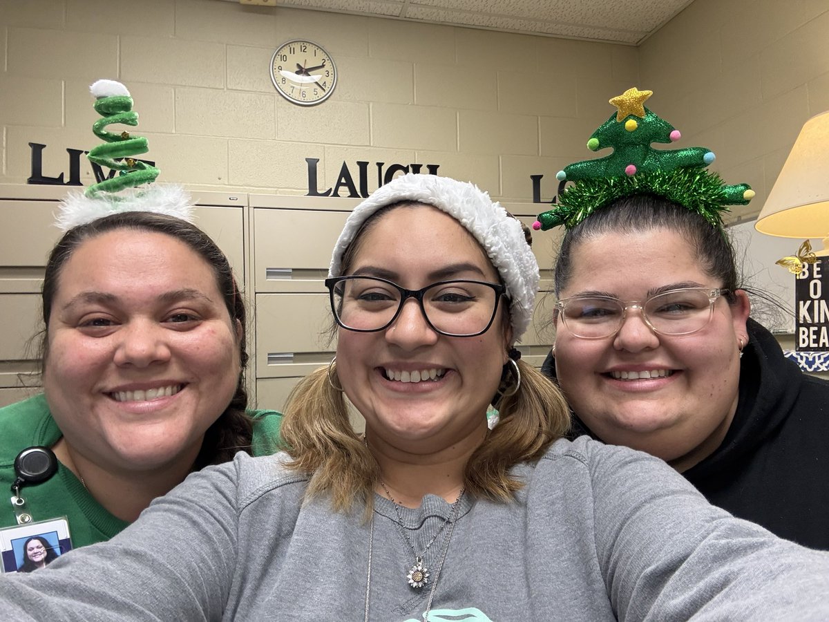Mel_Mtz3181's tweet photo. Christmas headbands for the 12 days of Christmas! #Skyhawkpride #VHawks https://t.co/fhoB1DUlRF