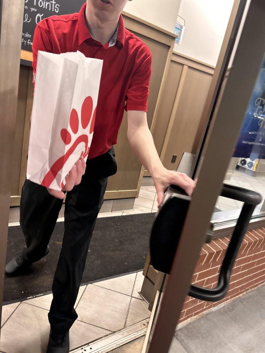 OMorehead27095's tweet photo. This fucker handed me my meal at the door on my way in. Really is their pleasure. https://t.co/VTogFCFavi
