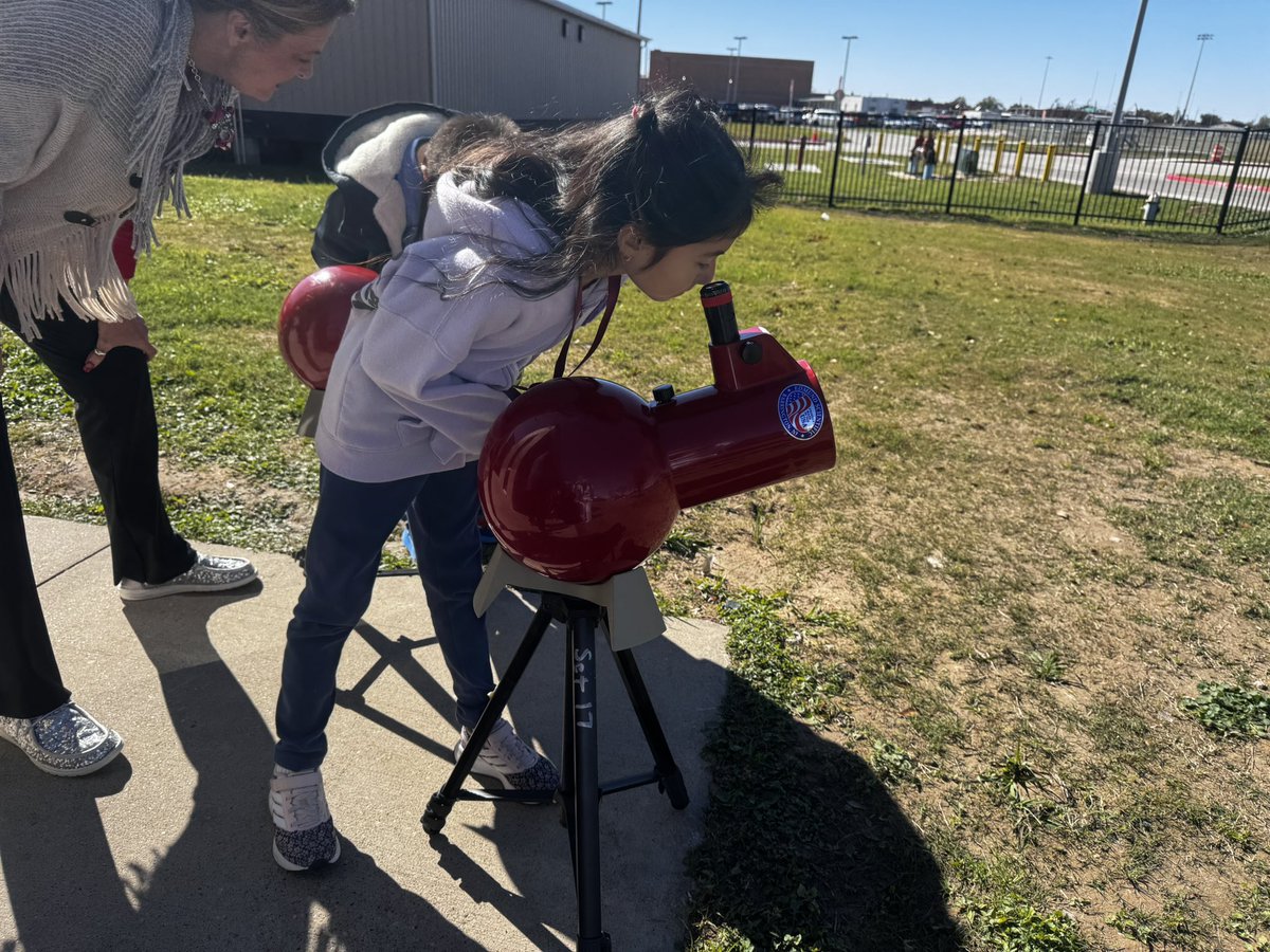 Our 2nd grade Leopards got to experience the astroscan to see the difference between objects seen with the eye and with a telescope. Fun times in #cfisdscience! 🤗