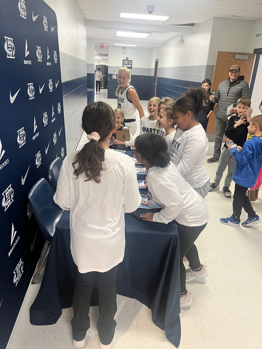 FHCgirlsbball's tweet photo. LOVED having our @FHCJRSGBB third grade team in the house tonight as our VIPs! Thank you for cheering on @_HannahHalt and your SPARTANS to victory! 🐝🏀🤍💙 #SHiveNight 

#PTR⚒️ https://t.co/vAHeRDOEIT