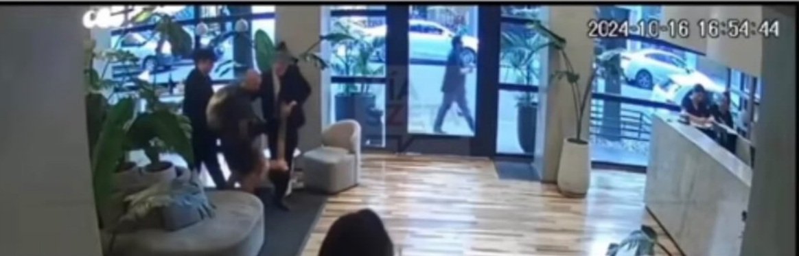 RaveNixkz's tweet image. ❗❗TRIGGER WARNING

Another photo that proves the staff mistreatmenting Liam 

The Hotel is guilty asf!

(The photo is horrible, but it proves the hotel's mistreatment of Liam and how they are trying to hide it)

(La foto es horrible pero prueba el maltrato del hotel hacia Liam)