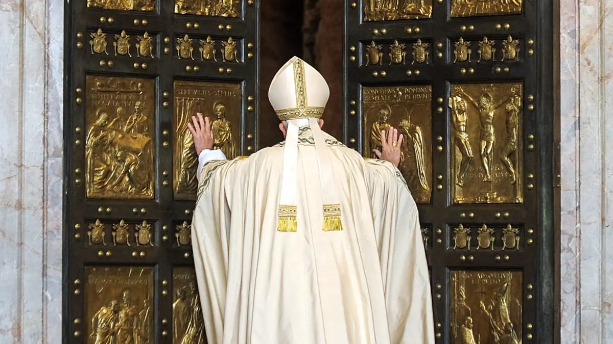 TheProjectUnity's tweet image. 🚨BREAKING: Pope to Open 5 Sacred Portals on Christmas Eve, This Ritual Has NEVER Been Done Before!

The door at St. Peter’s was sealed shut by a wall of bricks, but on Dec. 2 they were ripped down to ready the door as part of 'The Rite of Recognition'

Starting on Dec. 24, the…
