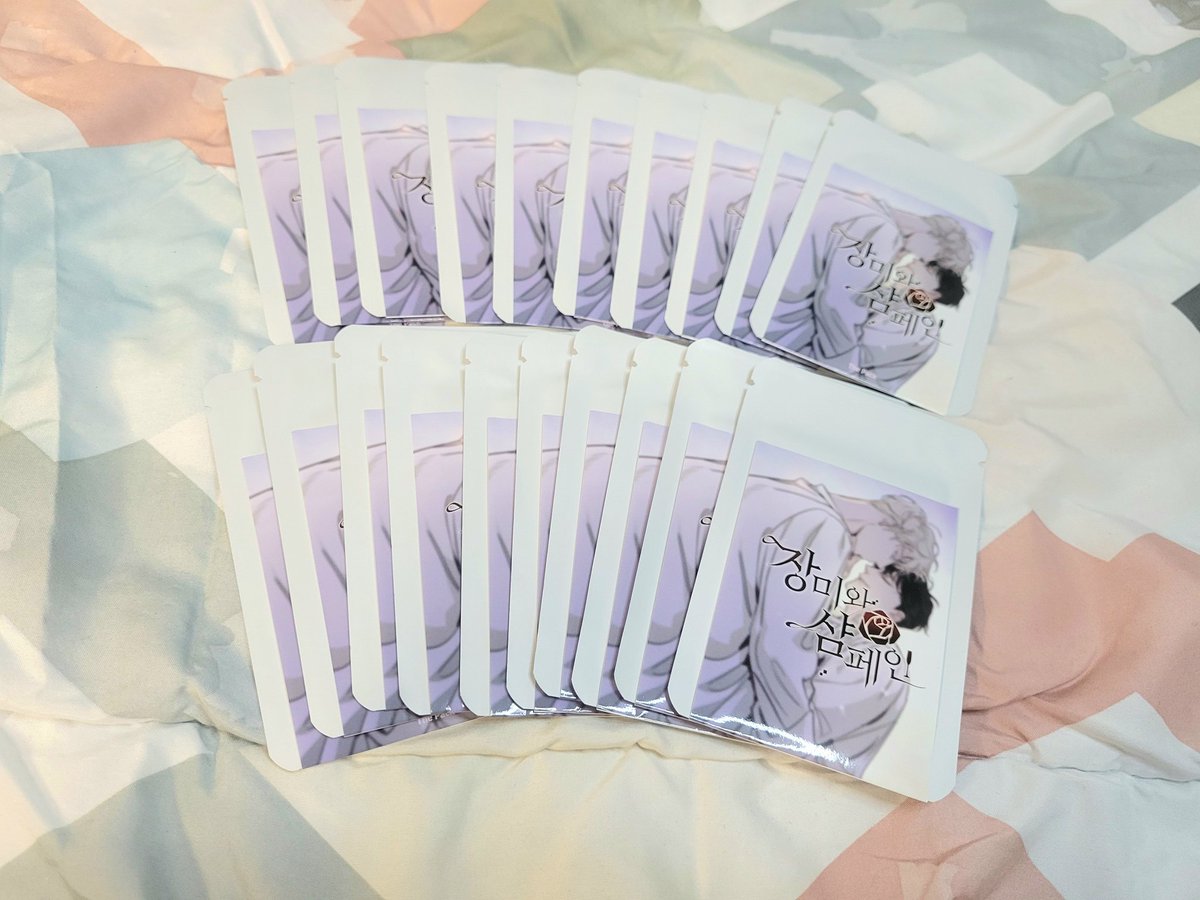 Shuucchi001's tweet image. 20 packs of Roses &amp;amp; Champagne photocards

24/24 ✅️ 🤭🤭🤭

#blmerch #RosesandChampagne #장미와샴페인