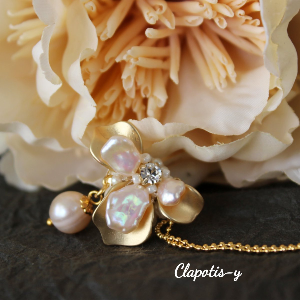 lapinusayumi's tweet photo. ケシパールイヤリング&amp;ピアスとネックレスの販売を始めました。

4枚花弁やツユクサをイメージしたフラワーデザインを
上質なケシパールで制作しました。

自然な形や色艶、いろんな角度から覗かせる虹色を楽しんでいただけたら幸いです。

よかったら覗いてみてください🍀

https://t.co/aNz4ypW3sb https://t.co/24PppWu6nd