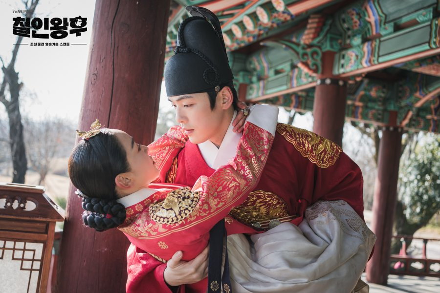 KDramaHandle's tweet photo. #ShinHyeSun and #KimJungHyun's tvN drama #MrQueen was released four years ago today.

Happy 4th Anniversary.  🎉 🎉 https://t.co/wUgaUAY4S2