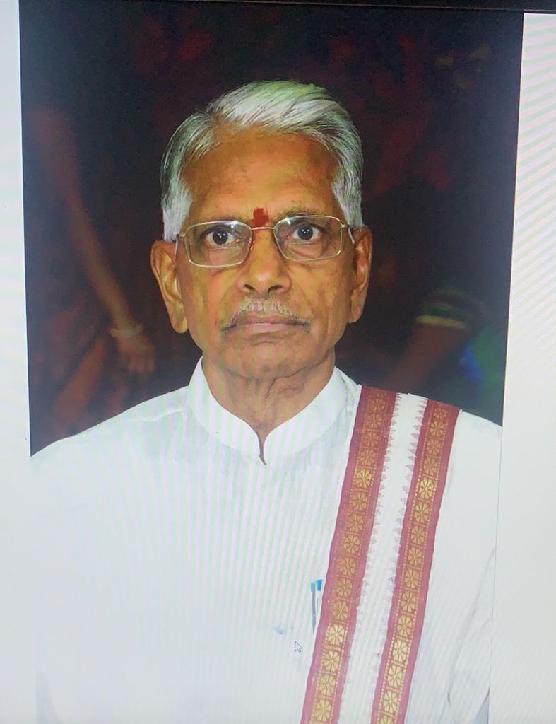 RSSorg's tweet photo. दक्षिण मध्य क्षेत्र के पूर्व क्षेत्र संघचालक श्री पर्वत राव जी एक समर्पित और अत्यंत प्रबुद्ध कार्यकर्ता थे जो सबके मार्गदर्शक रहे। उनकी जीवन यात्रा का अंत हो गया। वे सदैव प्रेरणादायी व्यक्तित्व के नाते याद रहेंगे। उनकी स्मृति पर मैं श्रद्धांजलि अर्पित करता हूँ और उनके परिवार के सभी को मेरी संवेदनाएं व्यक्त करता हूँ। ईश्वर दिवंगत आत्मा को सद्गति प्रदान करें। 
ॐ शान्तिः॥

- दत्तात्रेय होसबाले
सरकार्यवाह, राष्ट्रीय स्वयंसेवक संघ