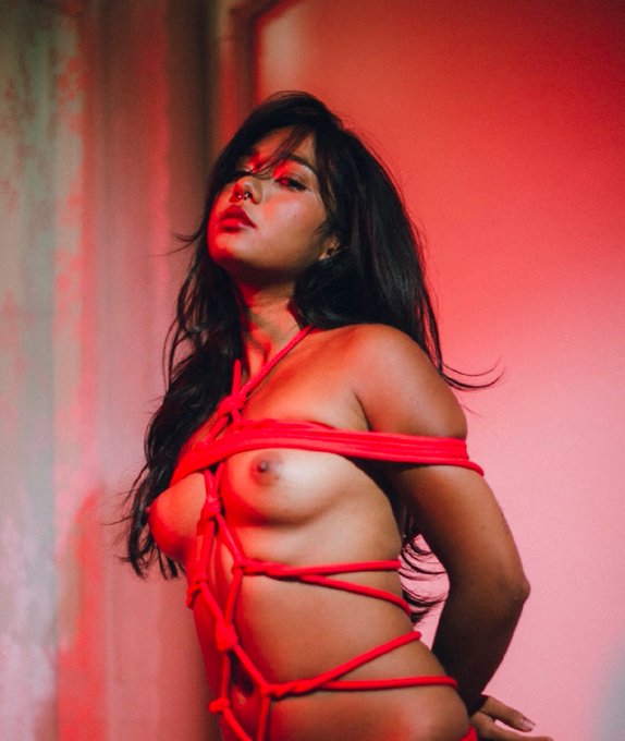 Watch MiaZ's leaked NSFW photo on TwXstars