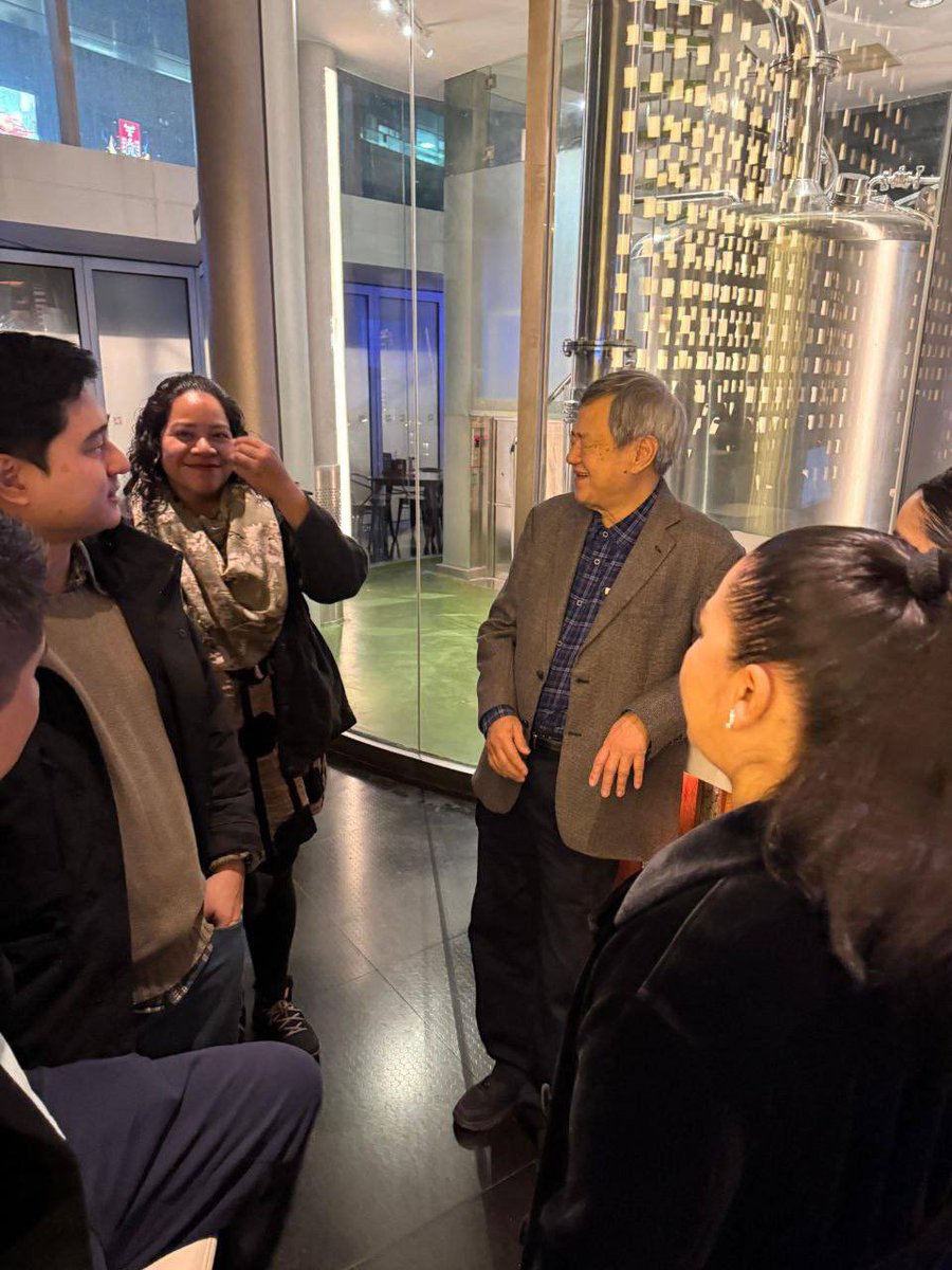 ingmirnamis's tweet photo. Agradecemos al director de esta feria, René Bos, y a la Embajada del Reino de los Países Bajos en México (@NLinMexico) por su invaluable respaldo y por acompañar a nuestra delegación en este importante evento. 👏 https://t.co/KdNLNL09S3