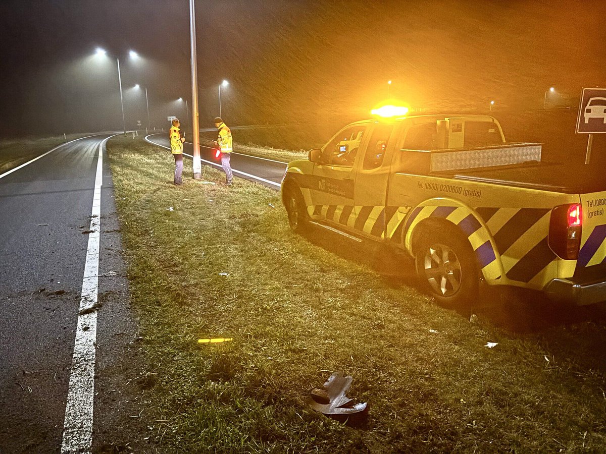 Automobilist botst tegen lantaarnpaal in Lutjebroek