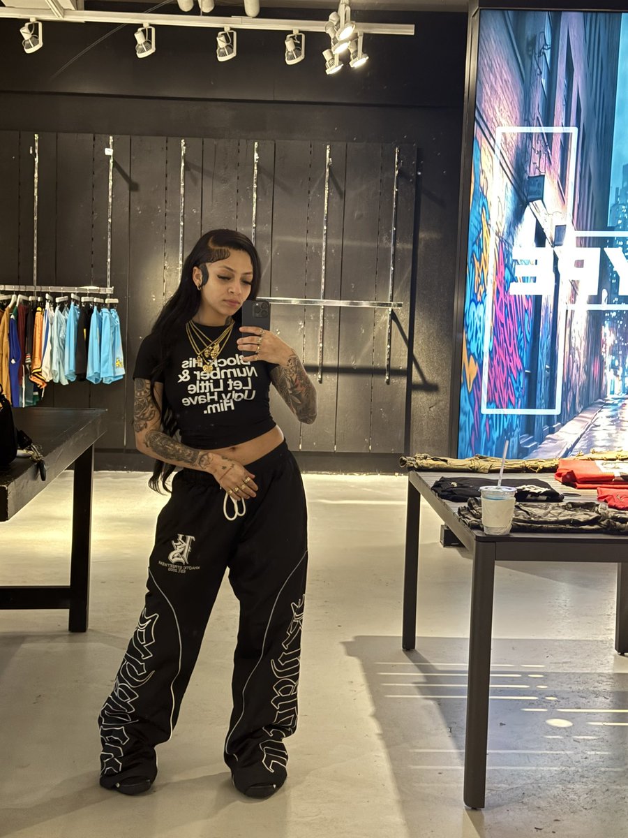 ravenncelinee's tweet photo. Just a girl in her own world 🤸🏽‍♂️ https://t.co/ppXMGMpC76