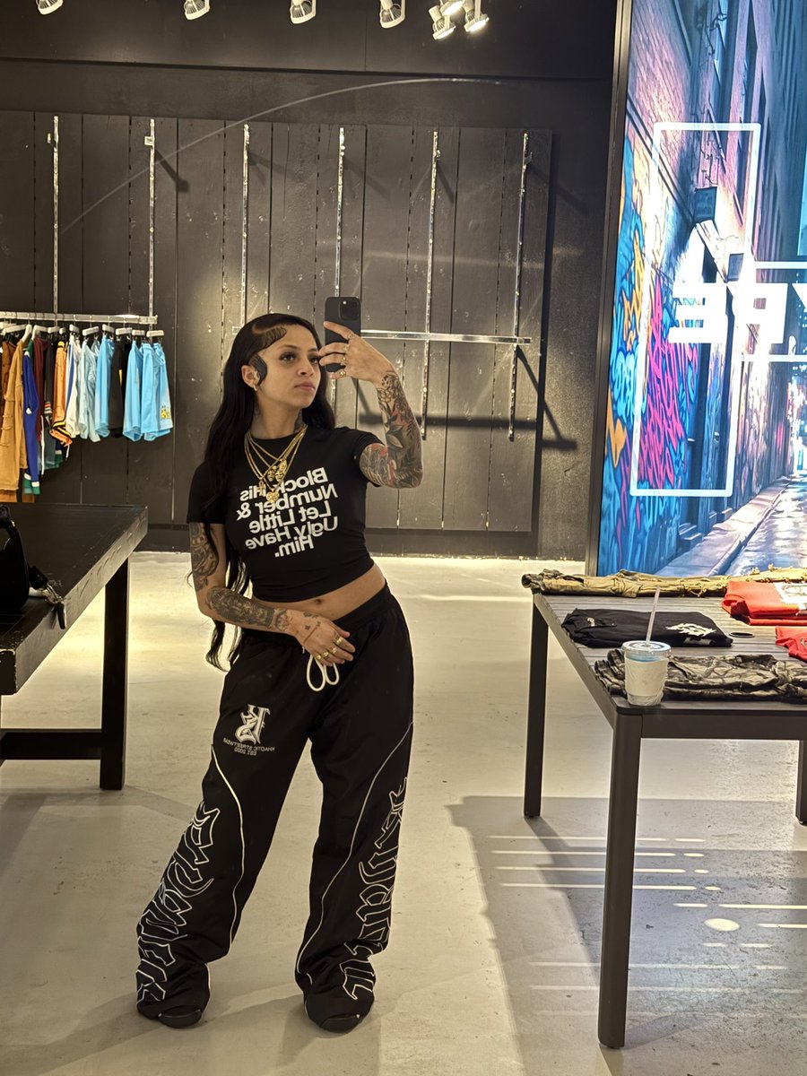 ravenncelinee's tweet photo. Just a girl in her own world 🤸🏽‍♂️ https://t.co/ppXMGMpC76