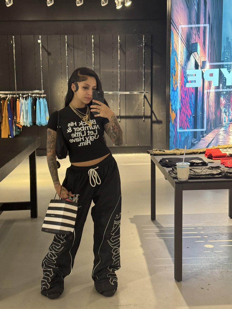 ravenncelinee's tweet photo. Just a girl in her own world 🤸🏽‍♂️ https://t.co/ppXMGMpC76