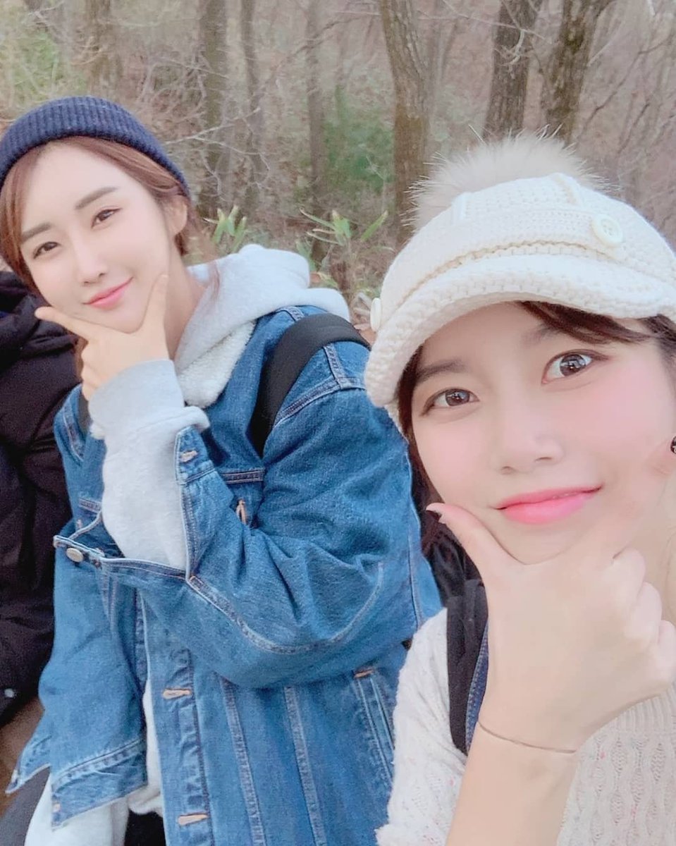 Annie7077's tweet image. Embark on a nature journey and spend quality time with your friends! 🍃🏞️ #hiking #natureexploration #friendtime