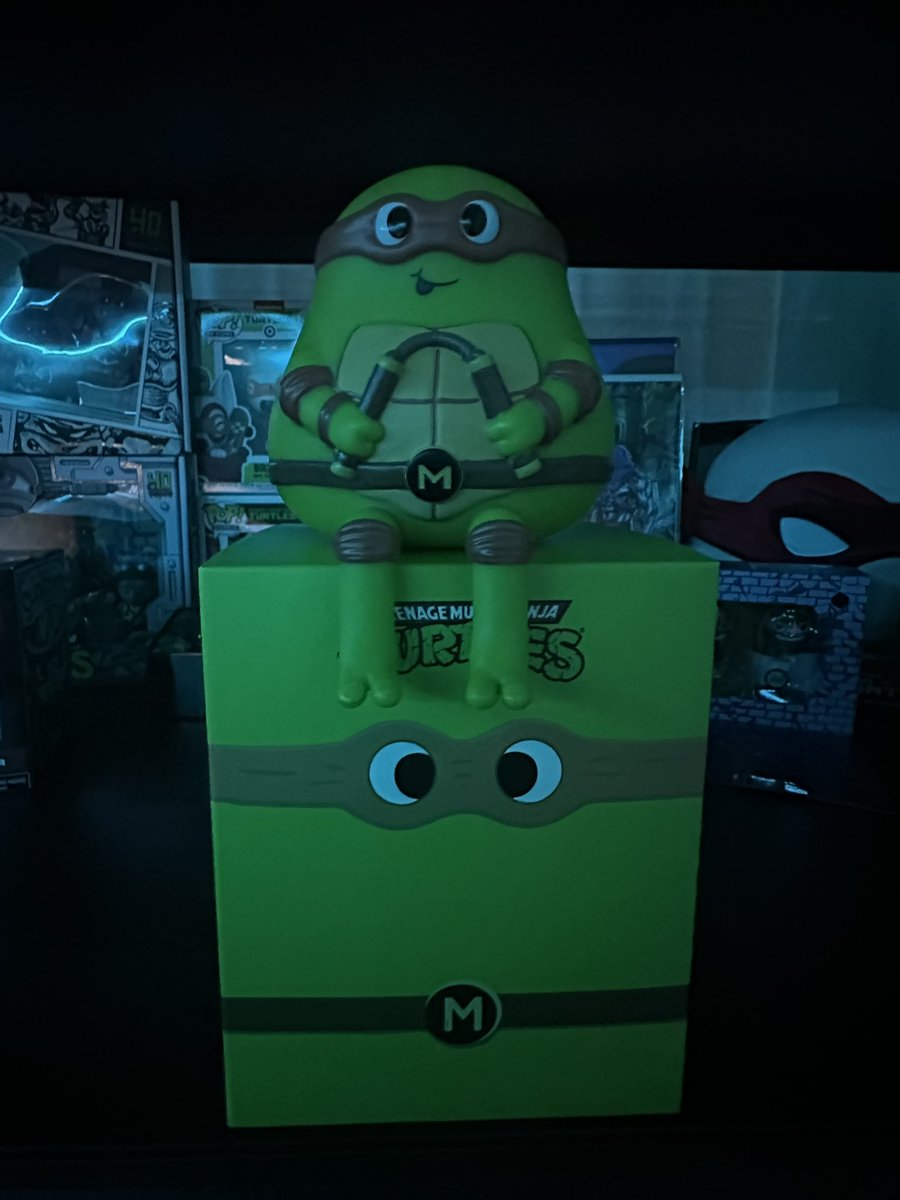 aGeekGod's tweet photo. Hey @BottleneckNYC I thought these “limited timed editions” came with a numbered sticker from the edition size .. doesn’t seem like it, and it seems like BBTS still has them up for preorder ?! Makes 0 sense https://t.co/GFhBy2yF78