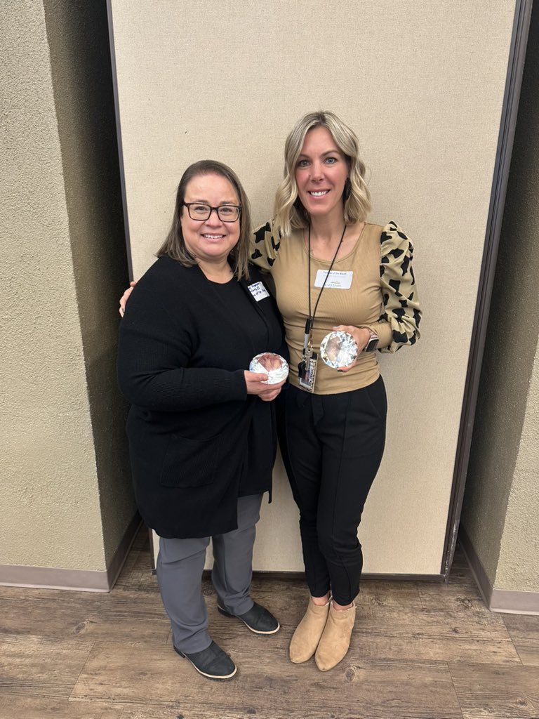 Congratulations to our December Teacher of the Month Mrs. Chinske and our Paraprofessional of the Month Mrs. Armendariz! We are so proud of you and thank you for making a difference in the lives of our Herfurth students. ♥️♥️