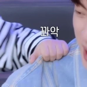 areaksj's tweet photo. if I had to use a photo to describe my mental health at this time of the year it would be this one:

holding onto seokjin by a thread as if my life depends on it (it does) https://t.co/Edhq3eA2Xl
