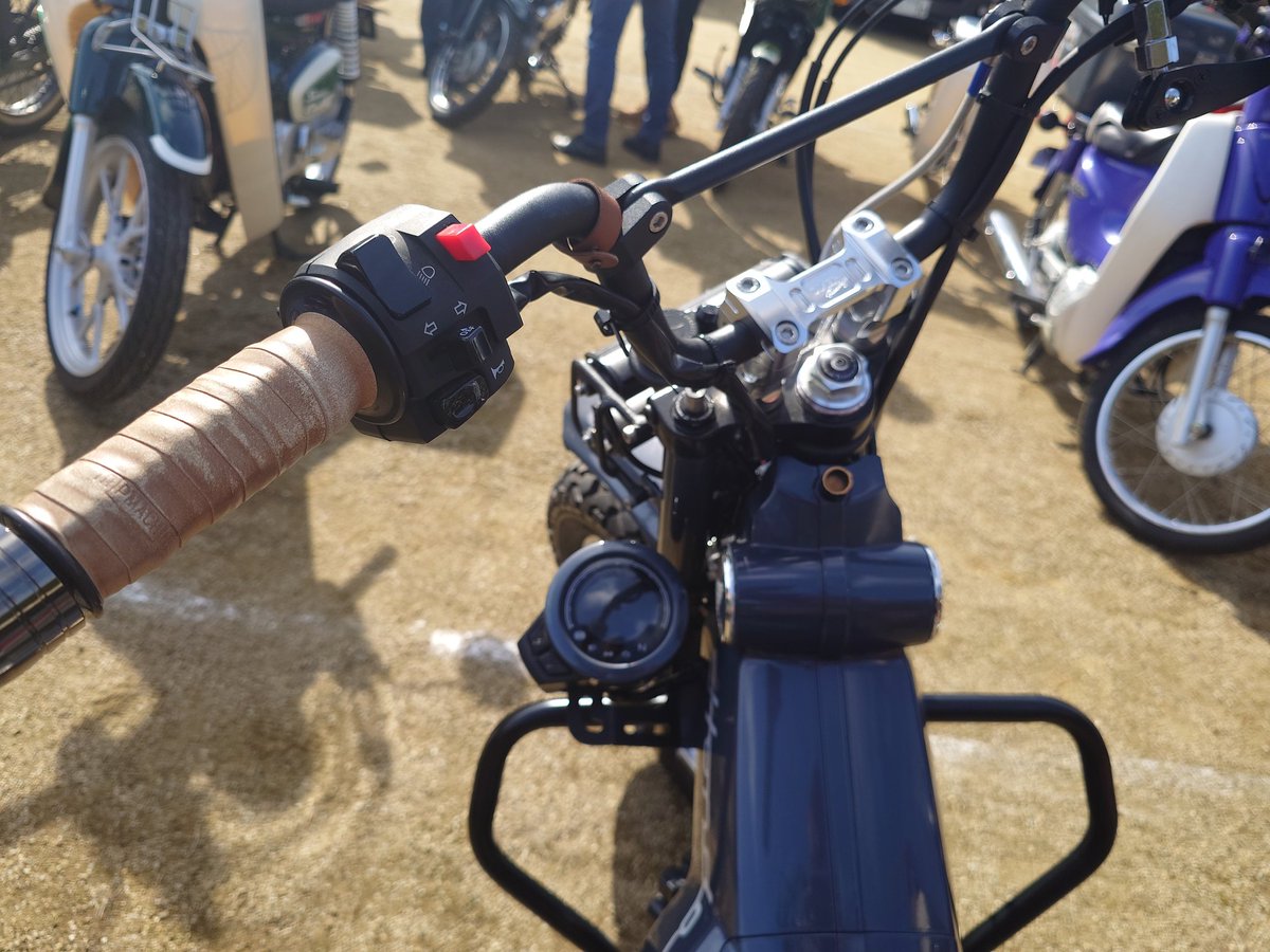 2024年
秋の奈良カブミーティングにて。

船長_3さん（<a href="/PASA2027/">船長_3</a>）のハンターカブ。
カッコいいし、こだわりもすごい！😆
ハンドル周りもスッキリしていて羨ましいなぁ。
タイヤもいいし、シートも良いですね😊

いつかは私も自分でカスタム！

って、私のお手々では出来るわけ無いか！😅

#カブ