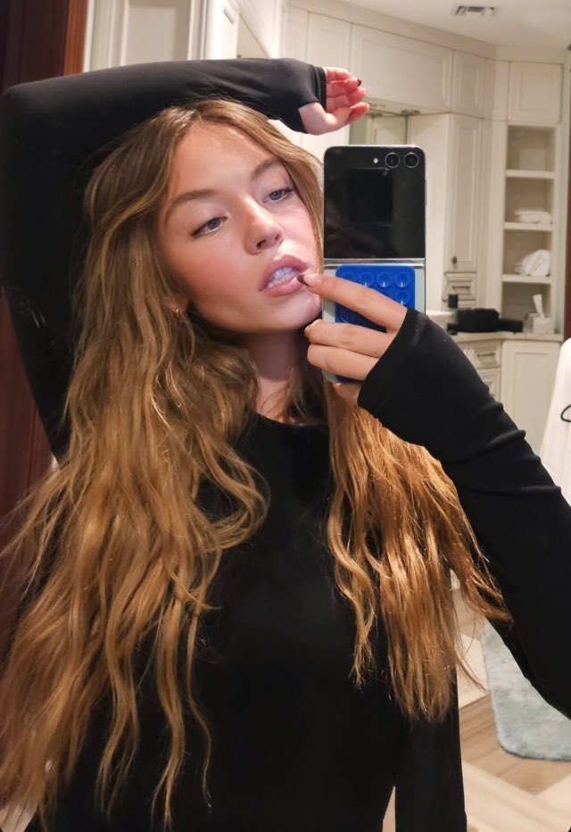 Un simple selfie puede mostrar que sigo siendo normal. Nada loco que pueda hacer algo estúpido. Sólo un selfie listo para ser filmado.