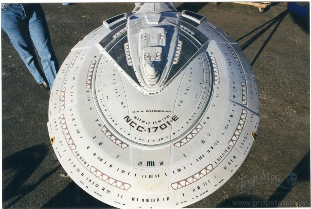 CStarships's tweet image. &quot;they&apos;re the same picture&quot; 

My scale model ⬅️
The original filming model ➡️

1400 E

#startrek #sovereignclass