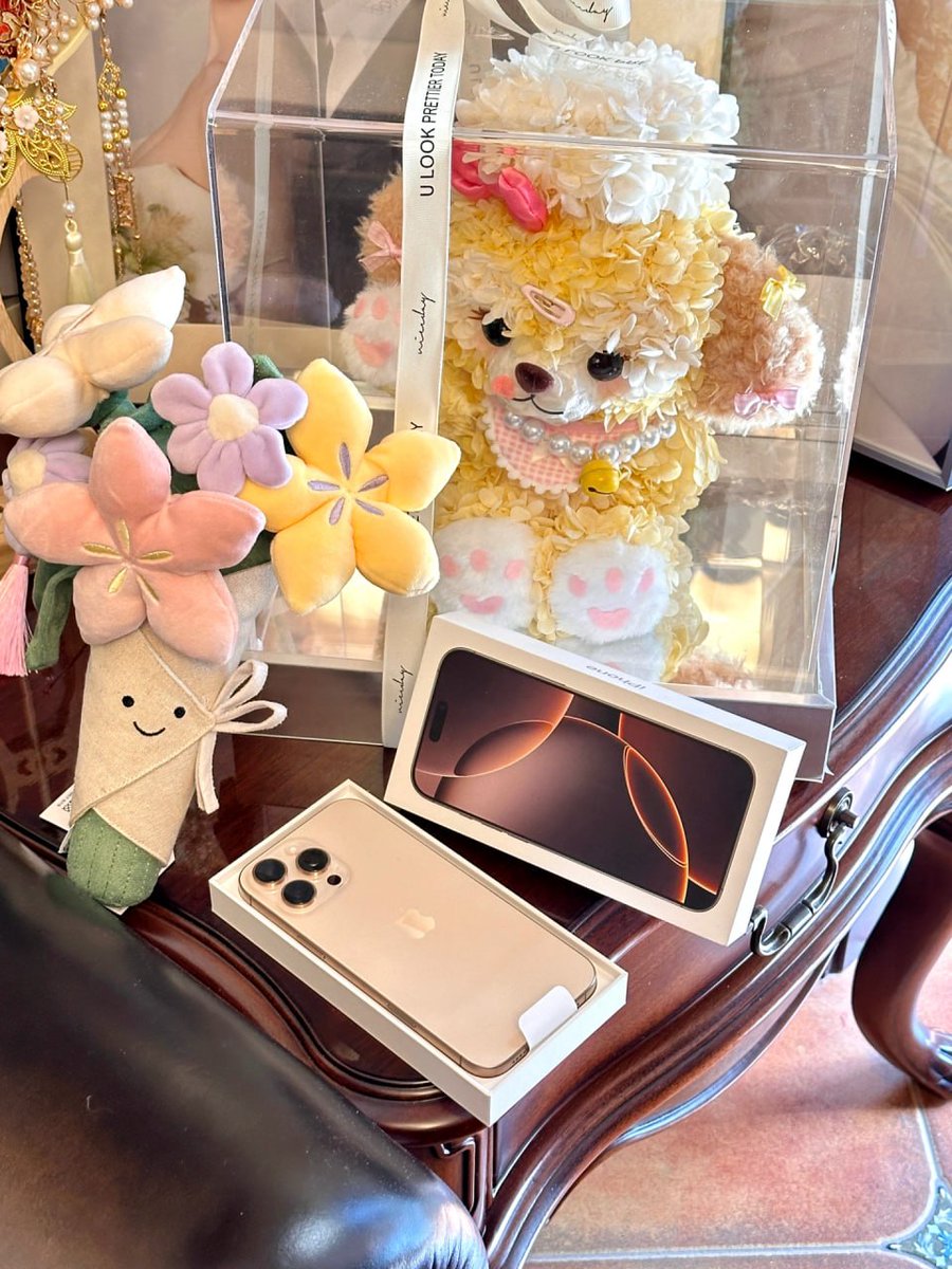 Jenny6oingChen's tweet image. Exquisite life, every little detail is full of surprises! ✨🌸 New mobile phone and lovely bouquets make every day as bright as flowers. 📱💐