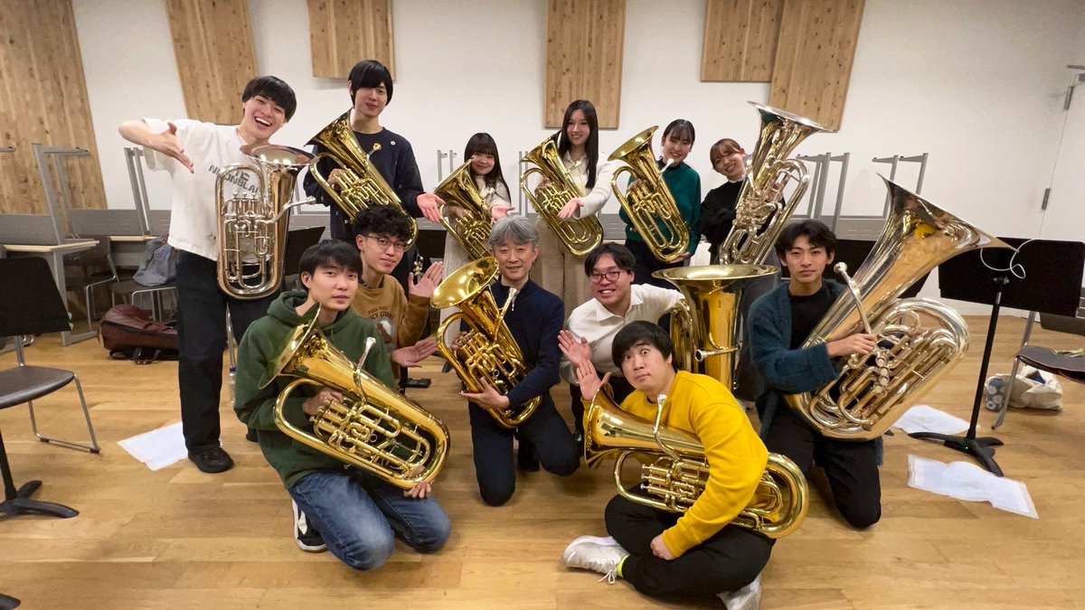 おはようございます☀
演奏会があと1週間と4日というところまで迫ってまいりました。
着々準備が進んでおります。
23日はぜひ #杉並公会堂 へお越しくださいませ！

こちらは昨日の #久保和憲 先生のレッスン後にパシャリ📷
ところであれれ？先生は #チューバ を普段演奏されているんですよね…？