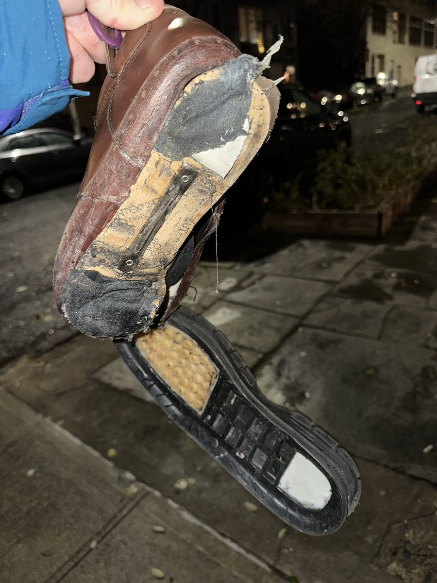 thanks4thecig's tweet photo. Walked 20 minutes from the Barclays-Atlantic stop to my apartment in the cold rain with one shoe on #secondhand #ghbass https://t.co/M3dzJPa7C0