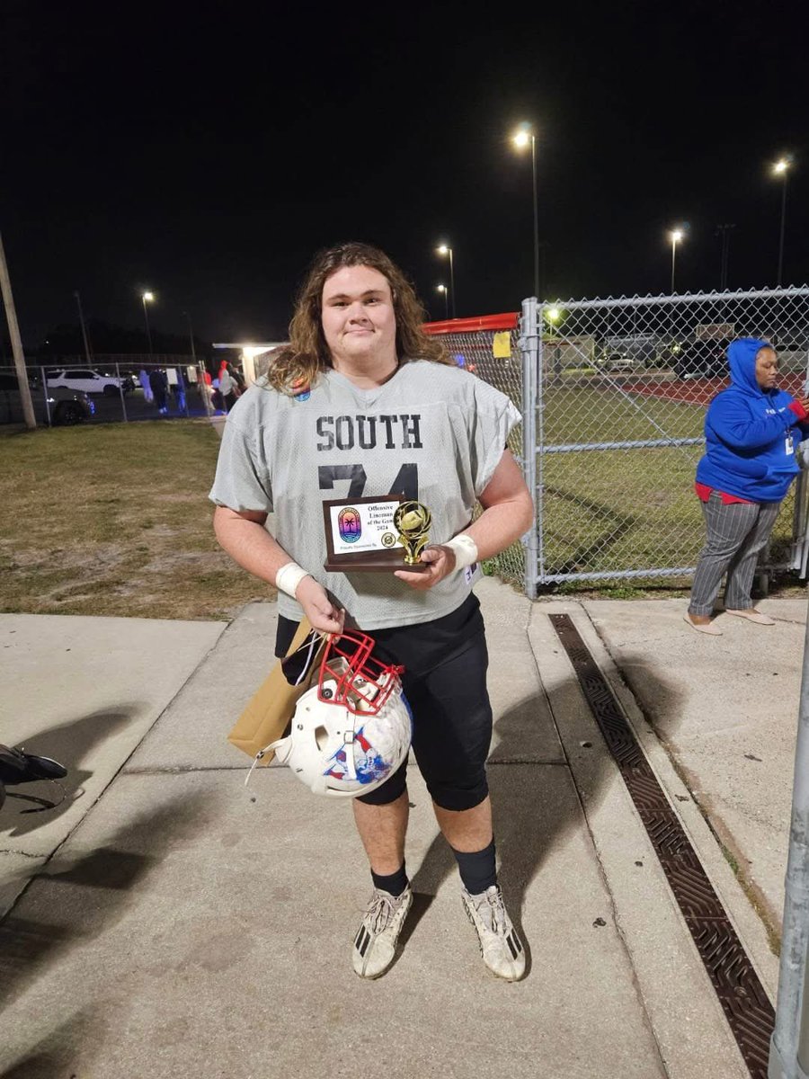 J5StarsE's tweet photo. Say whatever you want. But facts are facts. #DaPparkGut is a force to be reckoned with. Capt @loganpr25 brings home the BEST OLINEMAN OF THE GAME AWARD!!!! @PParkFB https://t.co/DpkkFmVSM4