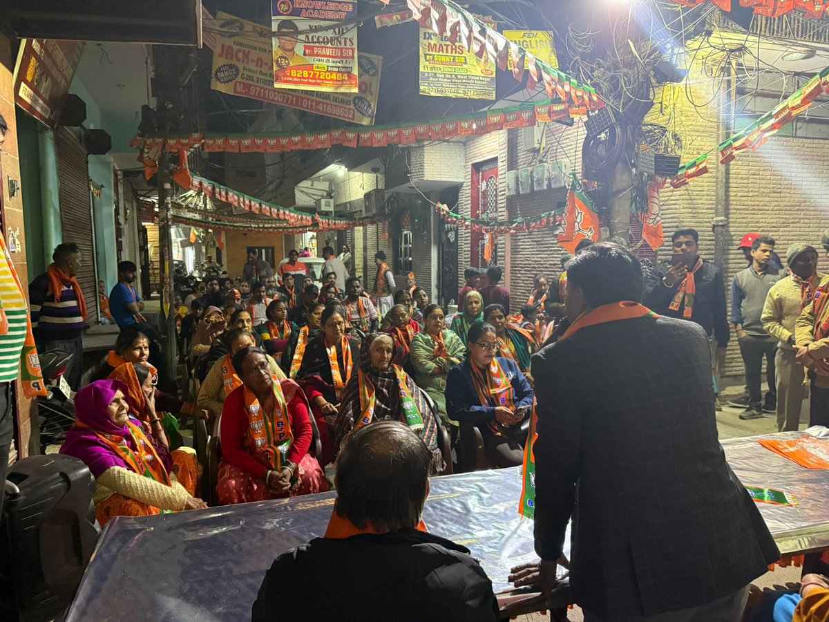Ashish_GuptaBjp's tweet photo. #आ_रही_भाजपा 
#अब_नही_सहेंगे_बदल_के_रहेंगे 

#भाजपा विनोद नगर मंडल के बूथ संख्या 27, 28, F-ब्लॉक शक्ति केंद्र प्रमुख श्रीमती रामबाई जी की अध्यक्षता में केजरीवाल की पोल खोल अभियान "नुक्कड़ जनसभा" का आयोजन किया ।

@BJP4India @BJP4Delhi @bjp4mayurvihr @Virend_Sachdeva @hdmalhotra https://t.co/C9e3tplpRS